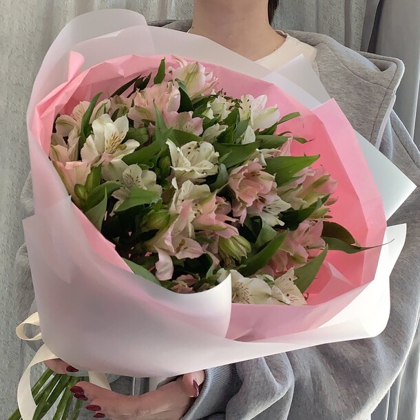 Альстромерия монобукет 🌸, артикул F1288471 - 3750 рублей, доставка по городу. Flawery - доставка цветов
