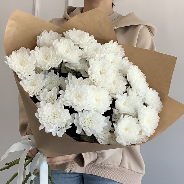 Снежное танго 🤍 хризантема в крафте, артикул F1316557 - 3250 рублей, доставка по городу. Flawery - доставка цветов