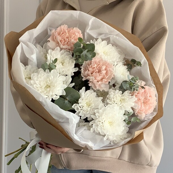 Кремовый 🤍 хризантема диантусы эвкалипт, артикул F1316559 - 2950 рублей, доставка по городу. Flawery - доставка цветов