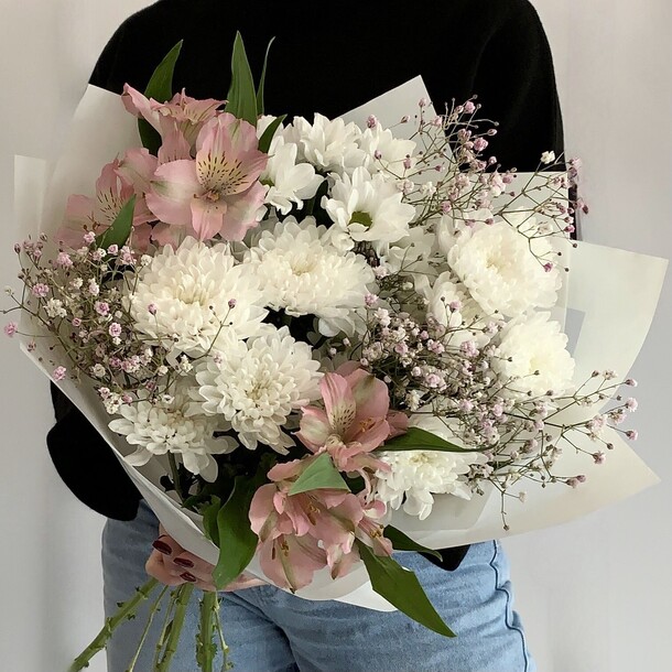 Альстромерия хризантема и гипсофила 🌿, артикул F1316565 - 5909 рублей, доставка по городу. Flawery - доставка цветов