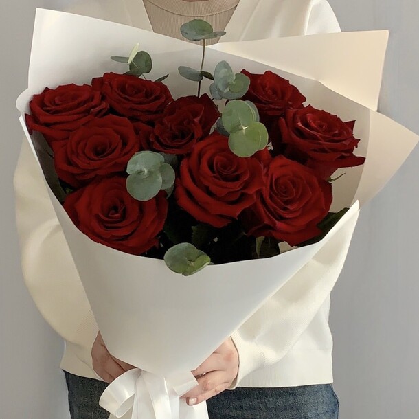 Красные розы и эвкалипт, артикул F1364979 - 6500 рублей, доставка по городу. Flawery - доставка цветов