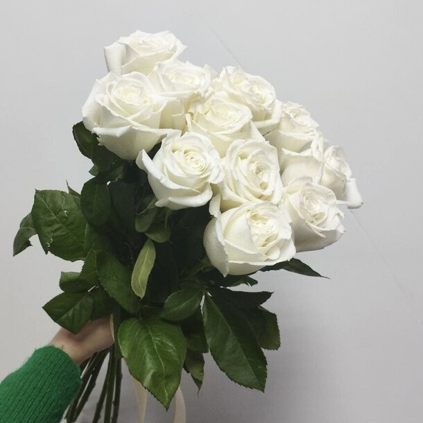 Белые розы с лентой, артикул F1365002 - 5250 рублей, доставка по городу. Flawery - доставка цветов