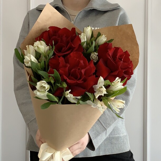 Розы и альстромерия 🌿, артикул F1365004 - 2990 рублей, доставка по городу. Flawery - доставка цветов