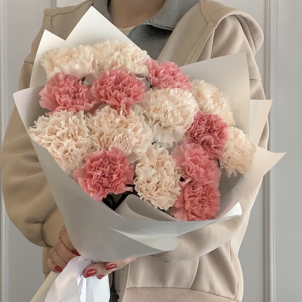 15 диантусов в белой упаковке, артикул F1365006 - 4000 рублей, доставка по городу. Flawery - доставка цветов