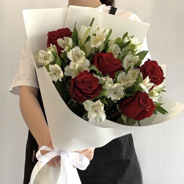 Яркий букет 💐 альстромерия и розы, артикул F1365009 - 4990 рублей, доставка по городу. Flawery - доставка цветов