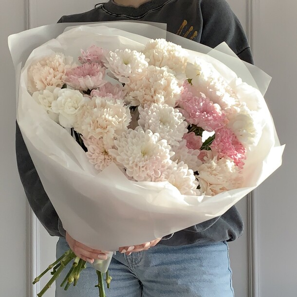 Стильное  сочетание 😍 хризантема диантусы, артикул F1365243 - 3990 рублей, доставка по городу. Flawery - доставка цветов