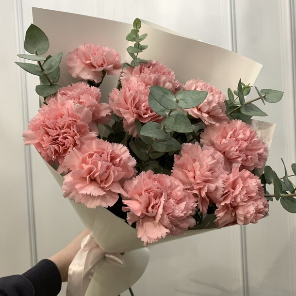 Розовые диантусы с эвкалиптом 🌿, артикул F1365244 - 3500 рублей, доставка по городу. Flawery - доставка цветов
