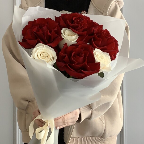 Микс белых и красных роз 🎁, артикул F1365253 - 4091 рублей, доставка по городу. Flawery - доставка цветов