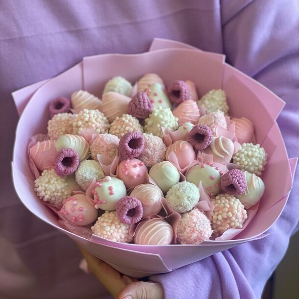 Букет из клубники в шоколаде 💗💗, артикул F1286909 - 3390 рублей, доставка по городу. Flawery - доставка цветов