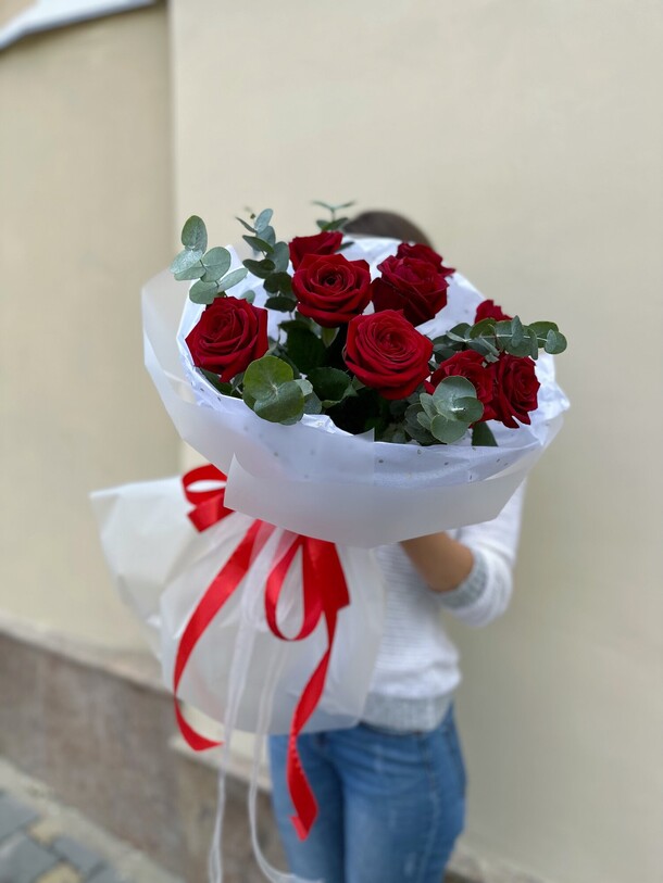 Букет из красных роз, артикул F1284005 - 4257 рублей, доставка по городу. Flawery - доставка цветов