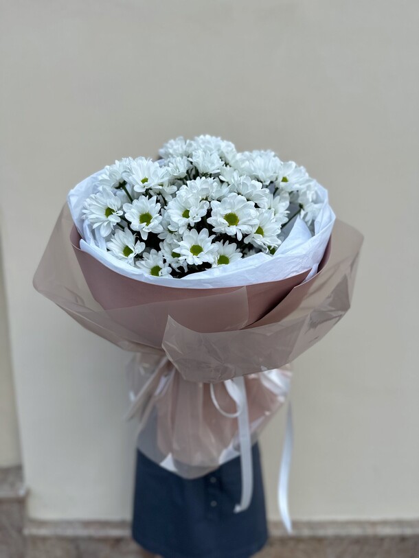 Букет из хризантемы-ромашки, артикул F1303122 - 2650 рублей, доставка по городу. Flawery - доставка цветов
