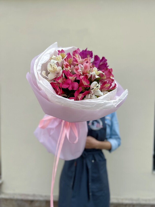 Букет из альстромерии (дикой орхидеи), артикул F1307778 - 3410 рублей, доставка по городу. Flawery - доставка цветов