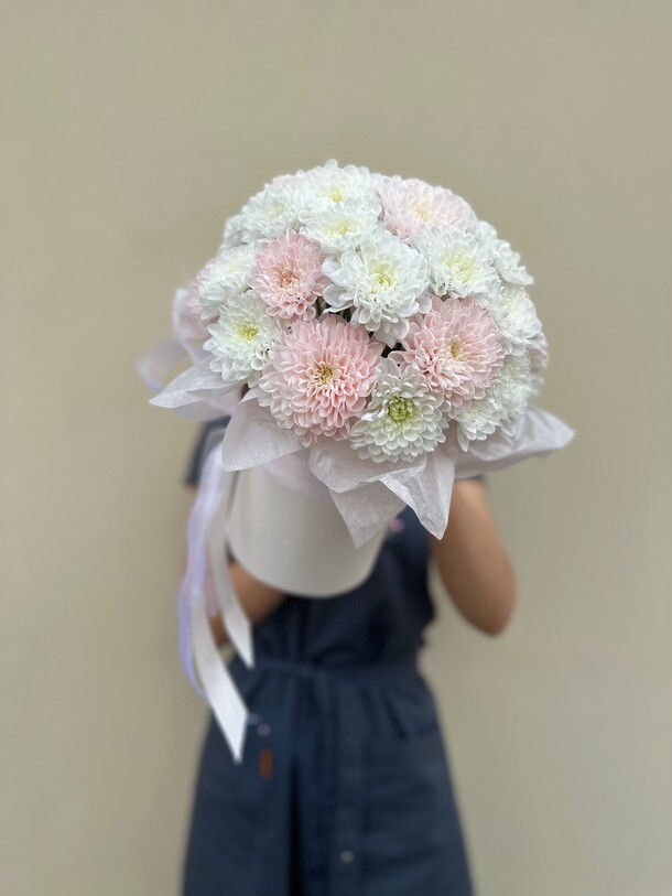 Хризантема в коробке, артикул F1324566 - 2100 рублей, доставка по городу. Flawery - доставка цветов