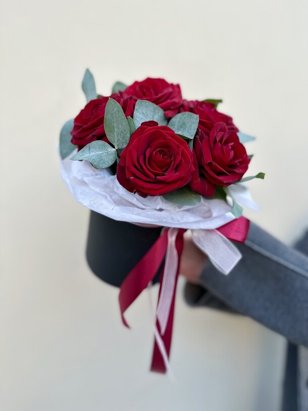 Красные розы в коробке, артикул F1336743 - 2700 рублей, доставка по городу. Flawery - доставка цветов