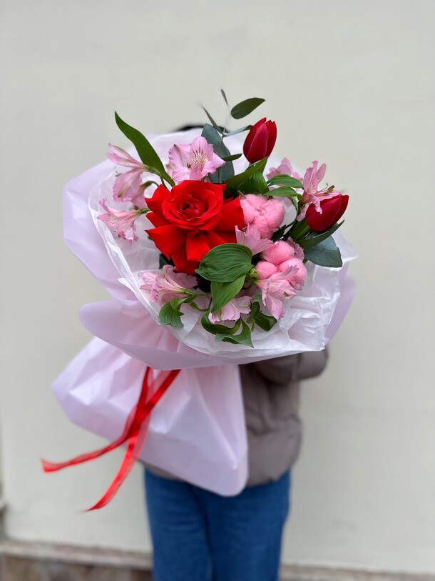 Букет из тюльпанов,альстромерии и роз, артикул F1368745 - 3245 рублей, доставка по городу. Flawery - доставка цветов