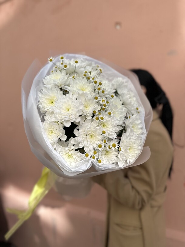 Букет из хризантемы и ромашки, артикул F1391230 - 3685 рублей, доставка по городу. Flawery - доставка цветов