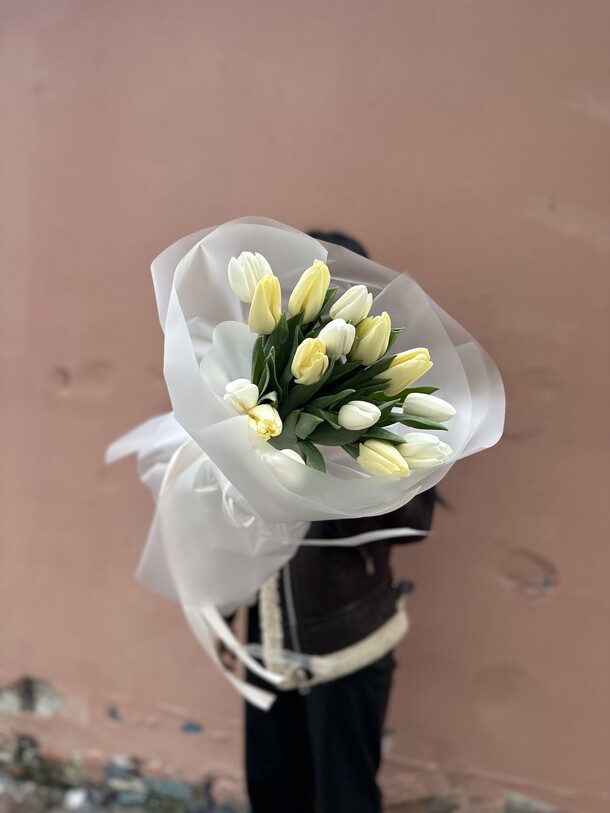 Букет из нежных тюльпанов, артикул F1391234 - 4350 рублей, доставка по городу. Flawery - доставка цветов