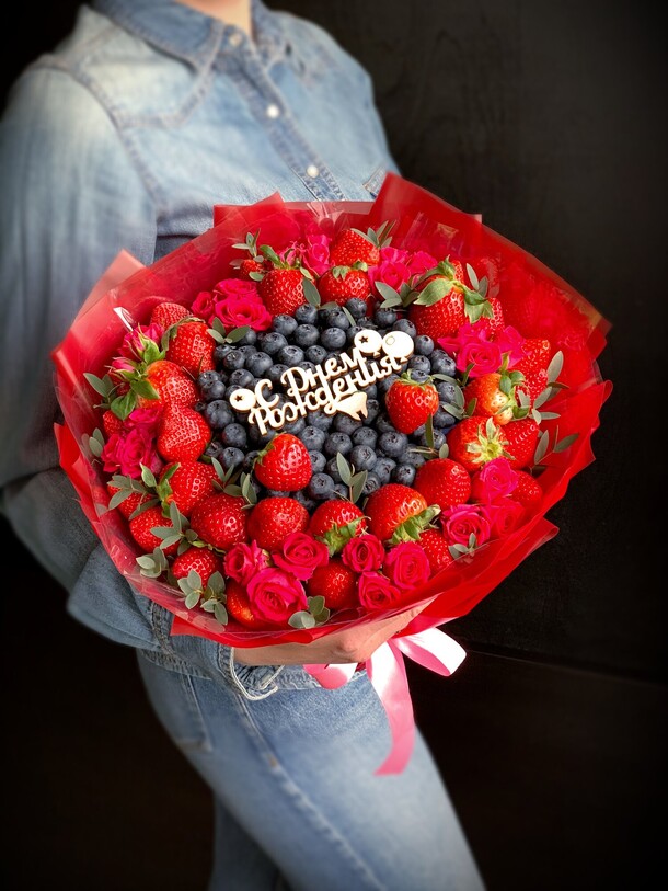 Букет из ягод с розами, артикул F1345812 - 9500 рублей, доставка по городу. Flawery - доставка цветов
