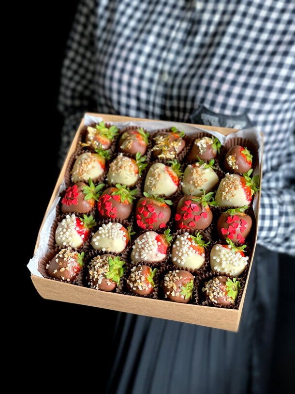 Клубника в шоколаде, артикул F1345814 - 3700 рублей, доставка по городу. Flawery - доставка цветов