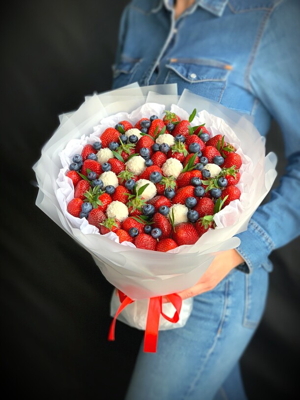 Букет из клубники и рафаэлло, артикул F1346141 - 6000 рублей, доставка по городу. Flawery - доставка цветов
