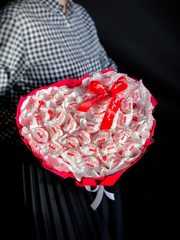Букет из конфет raffaello в виде сердца, артикул F1346153 - 4500 рублей, доставка по городу. Flawery - доставка цветов