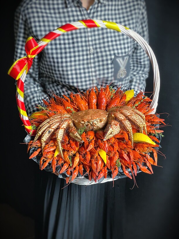 Корзина из раков и краба, артикул F1352546 - 16800 рублей, доставка по городу. Flawery - доставка цветов