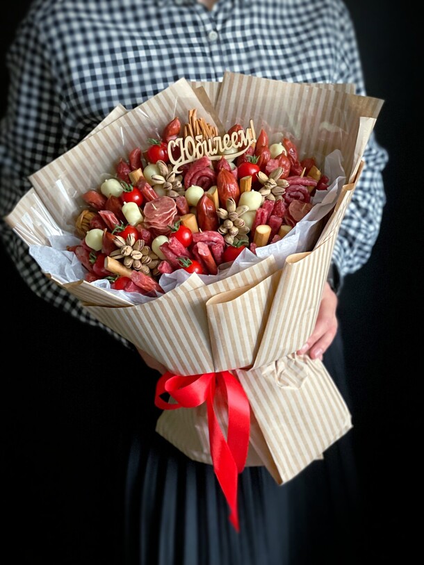 Букет из колбасок и сыров, артикул F1352552 - 5300 рублей, доставка по городу. Flawery - доставка цветов