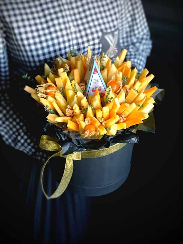 Подарок из сыра и ананаса, артикул F1352553 - 5800 рублей, доставка по городу. Flawery - доставка цветов