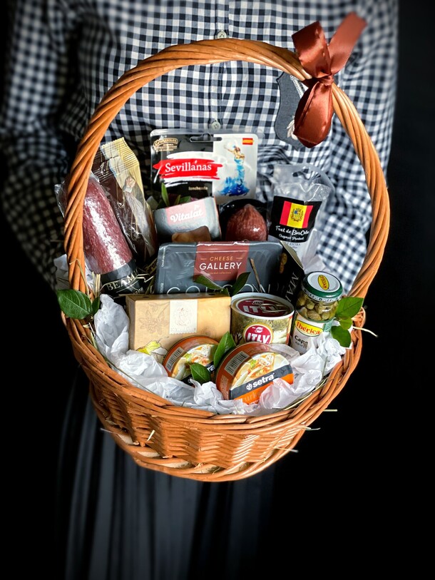 Подарочная корзина, артикул F1354962 - 11300 рублей, доставка по городу. Flawery - доставка цветов