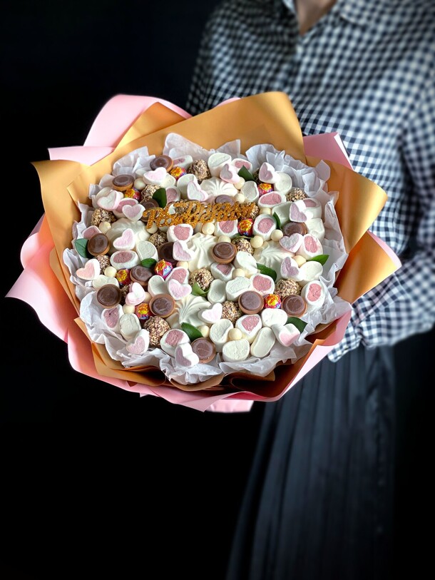 Букет из конфет, артикул F1355003 - 5300 рублей, доставка по городу. Flawery - доставка цветов