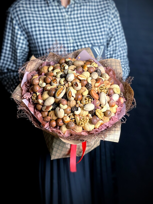 Букет из орехов, артикул F1355008 - 6200 рублей, доставка по городу. Flawery - доставка цветов