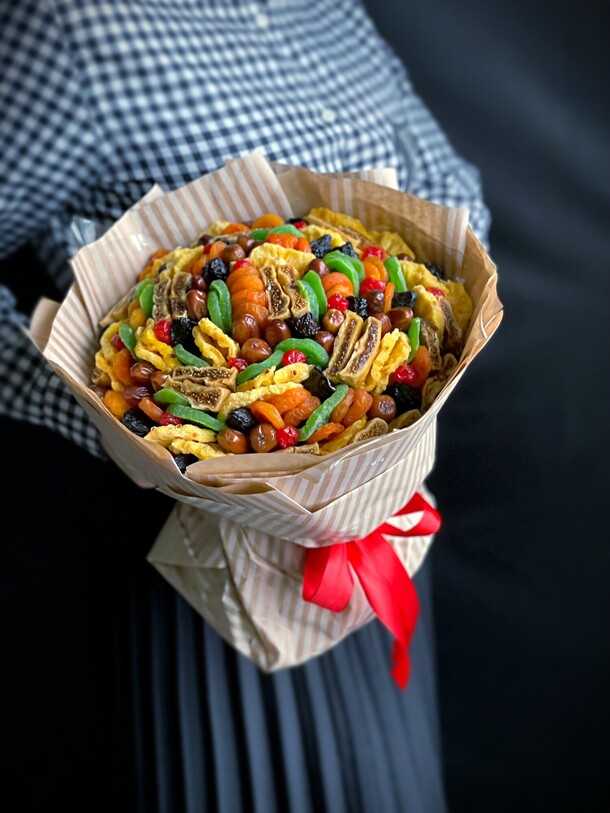 Букет подарочный из сухофруктов, артикул F1355021 - 5200 рублей, доставка по городу. Flawery - доставка цветов