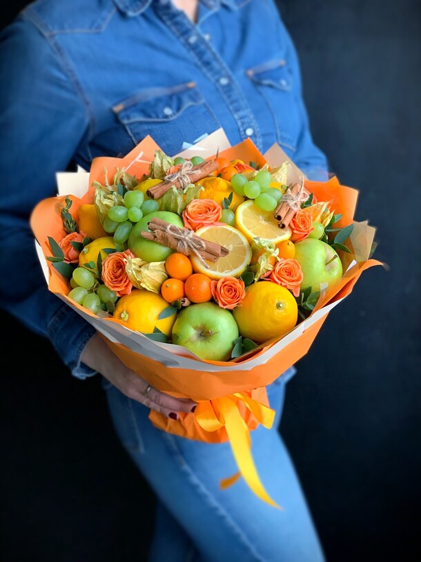 Фруктовый букет с цветами, артикул F1414993 - 5500 рублей, доставка по городу. Flawery - доставка цветов