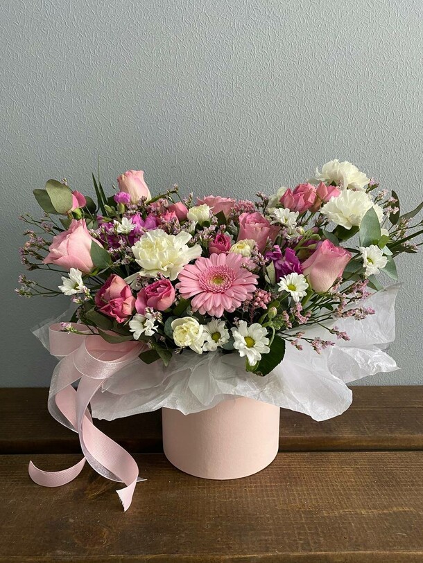 Композиция в шляпной коробке, артикул F1266102 - 5500 рублей, доставка по городу. Flawery - доставка цветов