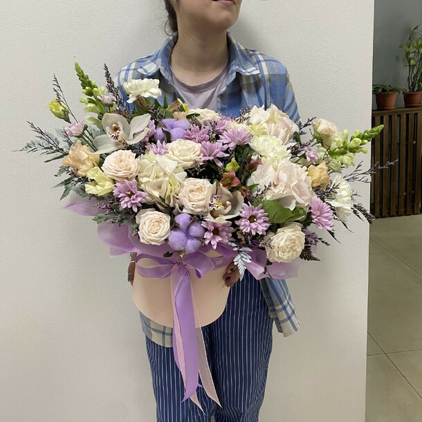 Композиция в шляпной коробке, артикул F1291696 - 9350 рублей, доставка по городу. Flawery - доставка цветов