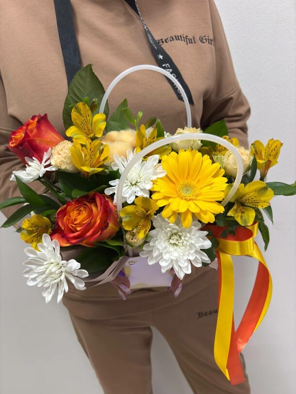 Яркая сумочка с герберой, артикул F1382503 - 3960 рублей, доставка по городу. Flawery - доставка цветов