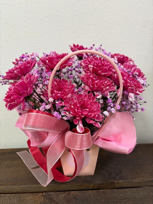 Композиция в сумочке " малиновое облако", артикул F1475068 - 2000 рублей, доставка по городу. Flawery - доставка цветов