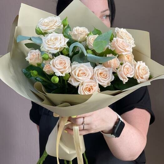 Букет из 7 кустовых роз, артикул F1531642 - 4277 рублей, доставка по городу. Flawery - доставка цветов