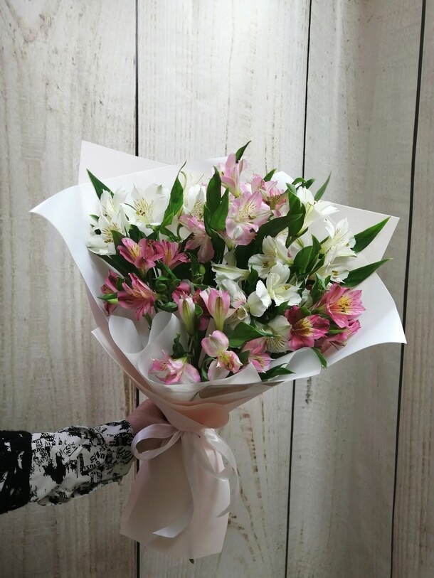 Букет из альстромерии трепетные чувства, артикул F107893 - 2300 рублей, доставка по городу. Flawery - доставка цветов