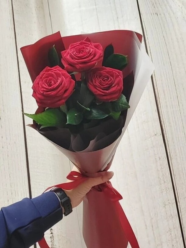 Букет из роз и рускуса реверанс, артикул F1108562 - 1300 рублей, доставка по городу. Flawery - доставка цветов