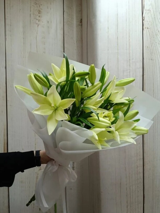Букет из белых лилий 7 шт, артикул F1536652 - 4200 рублей, доставка по городу. Flawery - доставка цветов
