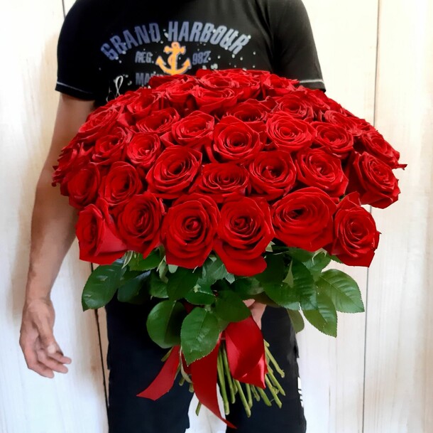 51 красная роза, артикул F44619 - 11270 рублей, доставка по городу. Flawery - доставка цветов