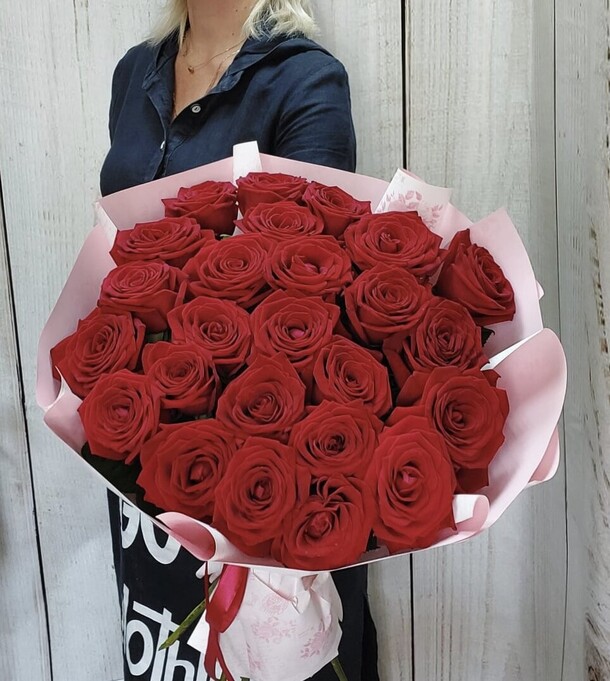 Букет из 25 роз 60 см, артикул F46710 - 5850 рублей, доставка по городу. Flawery - доставка цветов
