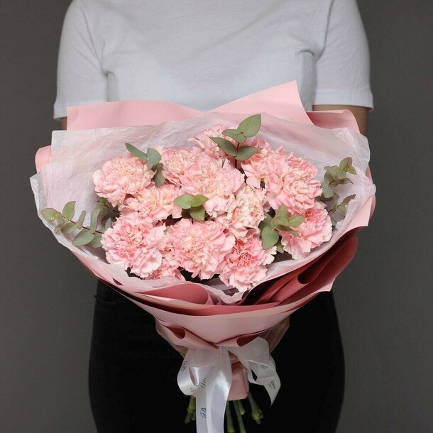 13 розовых гвоздик с эвкалиптом, артикул F1165448 - 5094 рублей, доставка по городу. Flawery - доставка цветов