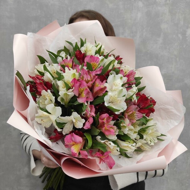 Яркий букет из альстромерий, артикул F1165458 - 9900 рублей, доставка по городу. Flawery - доставка цветов