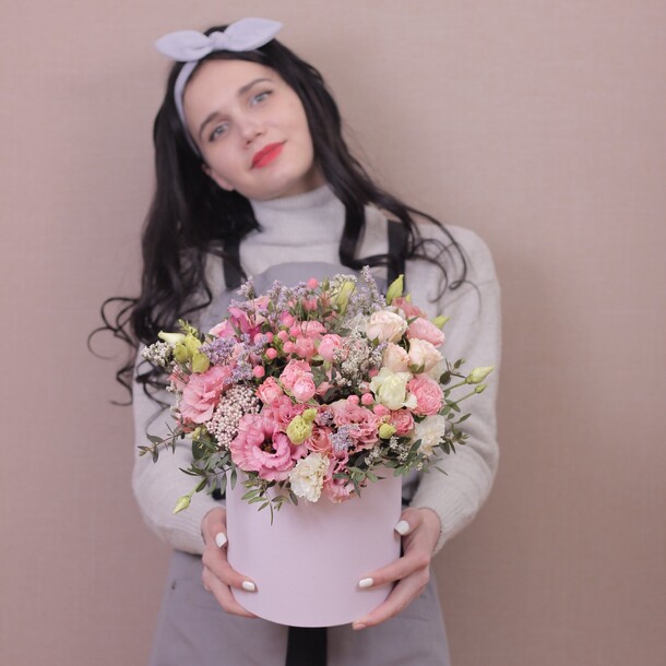 Сборный букет в коробке, артикул F1309032 - 12632 рублей, доставка по городу. Flawery - доставка цветов