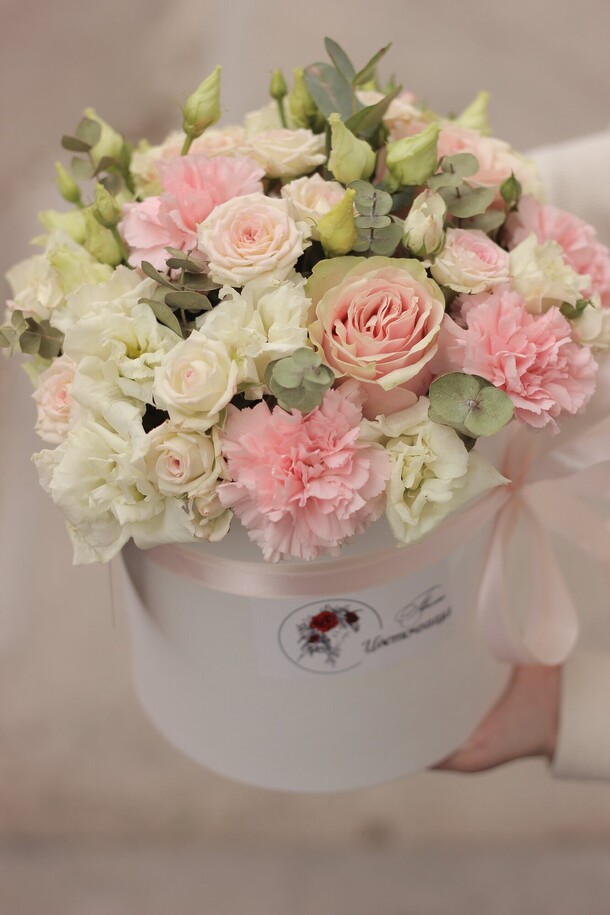 Нежная композиция в коробке, артикул F1309370 - 8166 рублей, доставка по городу. Flawery - доставка цветов