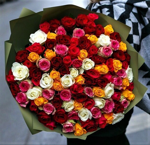 Букет из 101 яркой розы микс, артикул F1443947 - 25900 рублей, доставка по городу. Flawery - доставка цветов