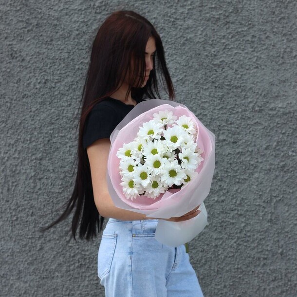 Букет из 3 ромашковидных хризантем, артикул F1445144 - 3600 рублей, доставка по городу. Flawery - доставка цветов