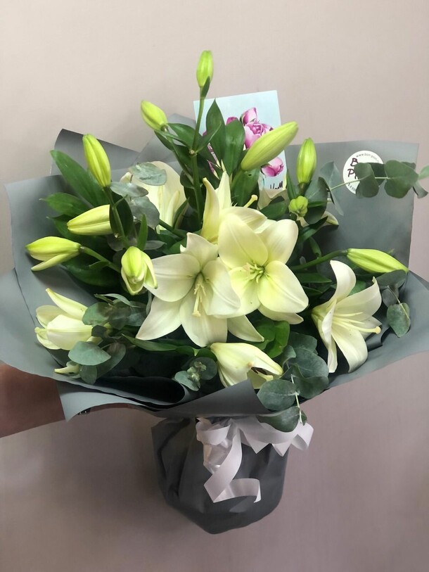 Букет с лилиями и эвкалипт, артикул F1386957 - 3350 рублей, доставка по городу. Flawery - доставка цветов